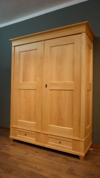 Klassicher Massivholz Kleiderschrank, komplett zerlegbar