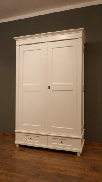 Kleiderschränke nach Maß, klassischer Kleiderschrank, Erle weiss lasiert