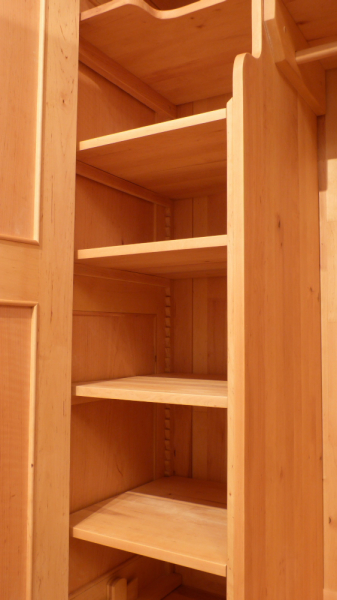 Kleiderschränke nach Maß, klassischer Kleiderschrank, Erle weiss lasiert