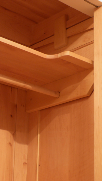 Kleiderschränke nach Maß, klassischer Kleiderschrank, Erle weiss lasiert