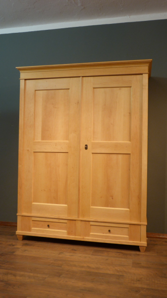 Klassicher Massivholz Kleiderschrank, komplett zerlegbar