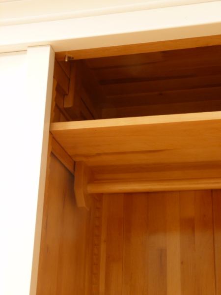 Kleiderschränke nach Maß, klassischer Kleiderschrank, Erle weiss lasiert