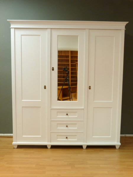 Kleiderschränke nach Maß, klassischer Kleiderschrank, Erle weiss lasiert