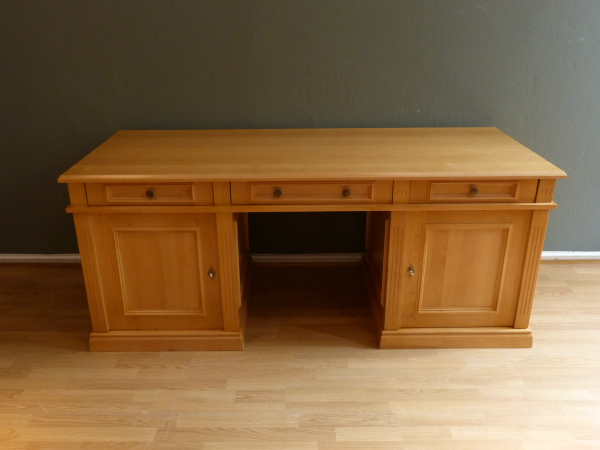 Massivholz Schreibtisch nach Maß und in unterschiedlicher Ausstattung