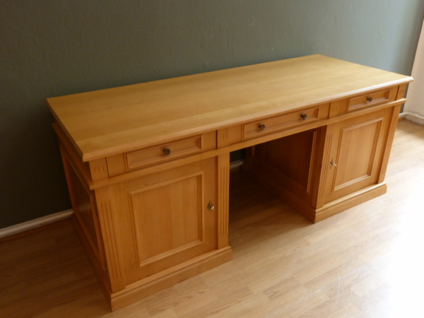 Massivholz Schreibtisch nach Maß und in unterschiedlicher Ausstattung