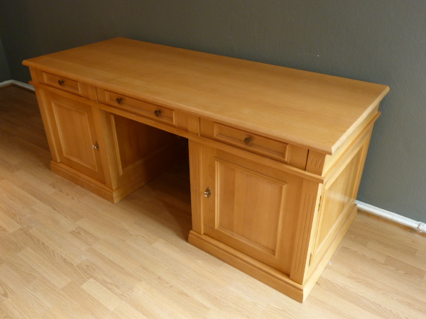 Massivholz Schreibtisch nach Maß und in unterschiedlicher Ausstattung