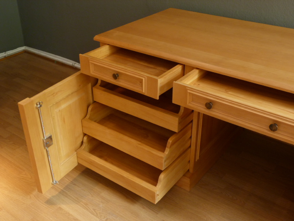 Massivholz Schreibtisch nach Maß und in unterschiedlicher Ausstattung