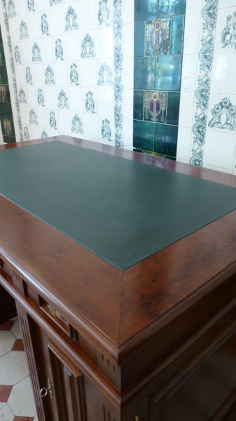 Klassisch gestalteter Schreibtisch aus massiver Erle