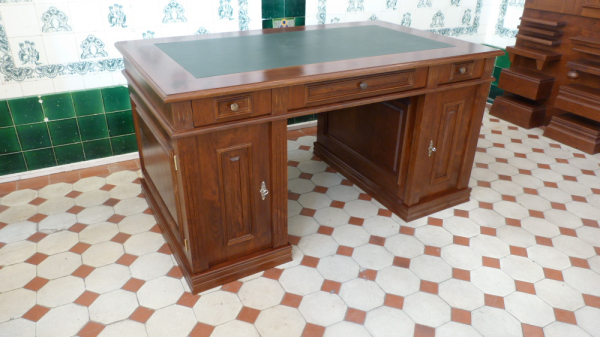 Klassisch gestalteter Schreibtisch aus massiver Erle