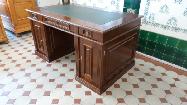 Klassisch gestalteter Schreibtisch aus massiver Erle