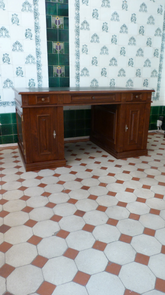 Klassisch gestalteter Schreibtisch aus massiver Erle