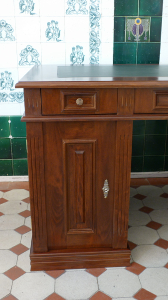 Klassisch gestalteter Schreibtisch aus massiver Erle