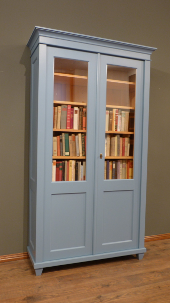 Massivholz Bücherschränke nach Maß, zweitüriger Bücherschrank, massiv Erle, Pastelblau lasiert