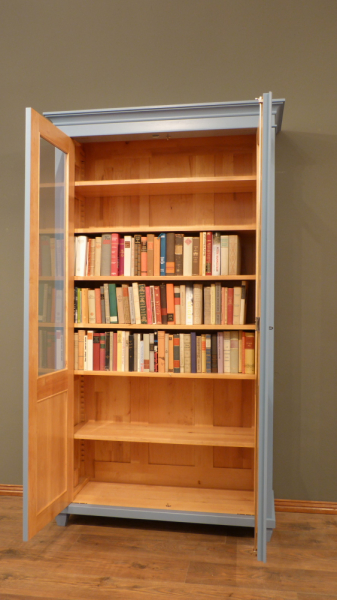 Massivholz Bücherschränke nach Maß, zweitüriger Bücherschrank, massiv Erle, Pastelblau lasiert
