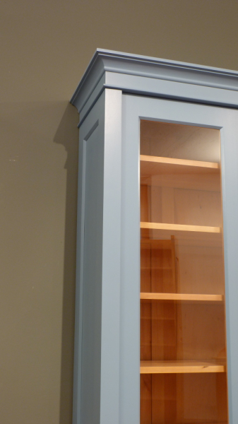 Massivholz Bücherschränke nach Maß, zweitüriger Bücherschrank, massiv Erle, Pastelblau lasiert