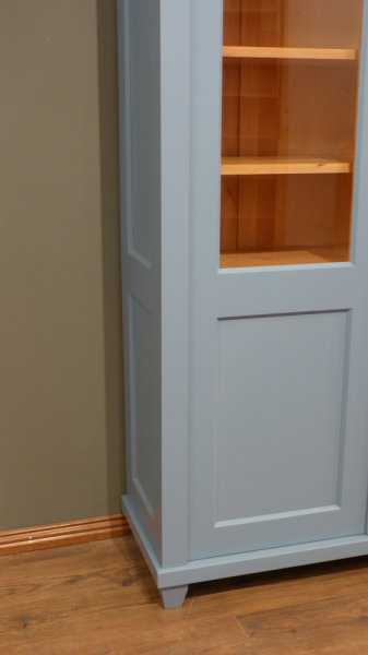 Massivholz Bücherschränke nach Maß, zweitüriger Bücherschrank, massiv Erle, Pastelblau lasiert