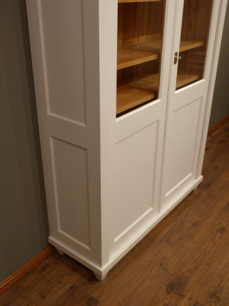 Massivholz Bücherschränke nach Maß, zweitüriger Bücherschrank, massiv Erle, weiss lasiert