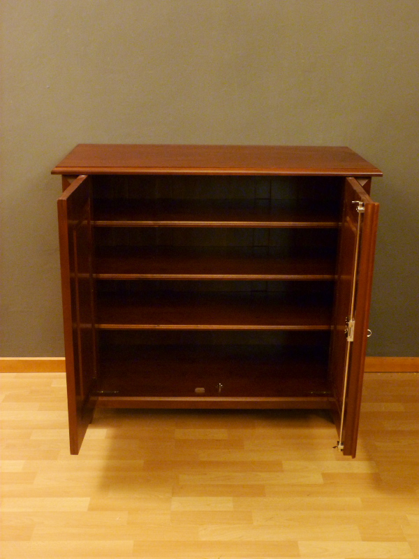 Massivholzmöbel nach Maß, Anrichte im klassischen Stil, massiv Erle