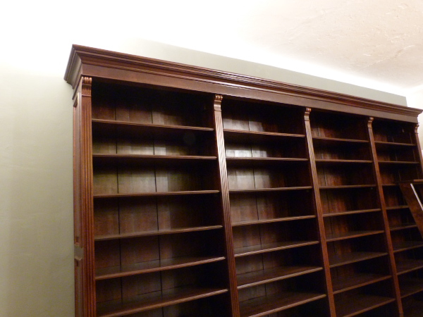 Bücherregale Massivholz, klassisches Bücherregal vierfach strukturiert