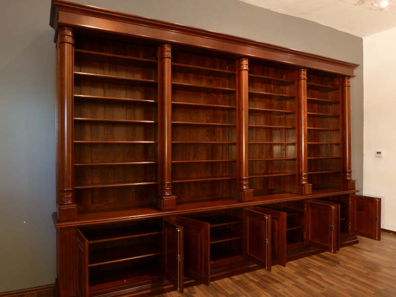 Massivholz Bücherregale nach Maß, Monumentale Ausführung mit Säulen