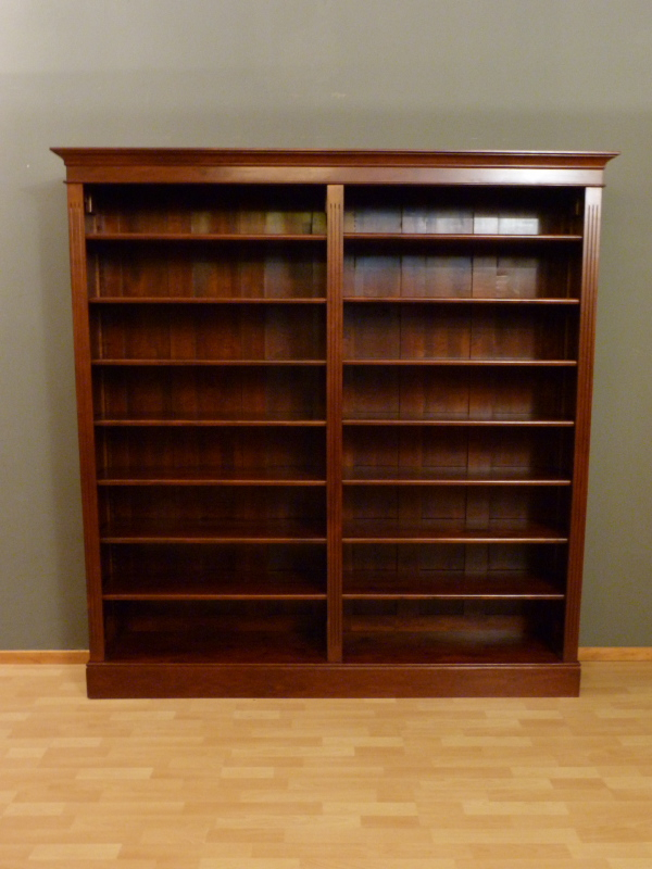 Bücherregale Massivholz, klassisches Bücherregal zweifach strukturiert