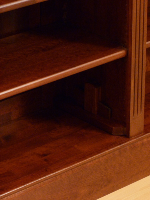 Bücherregale Massivholz, klassisches Bücherregal zweifach strukturiert