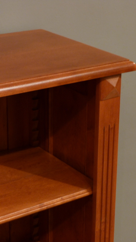 Massivholz Bücherregale nach Maß, flaches Bücherregal in klassischer Gestaltung