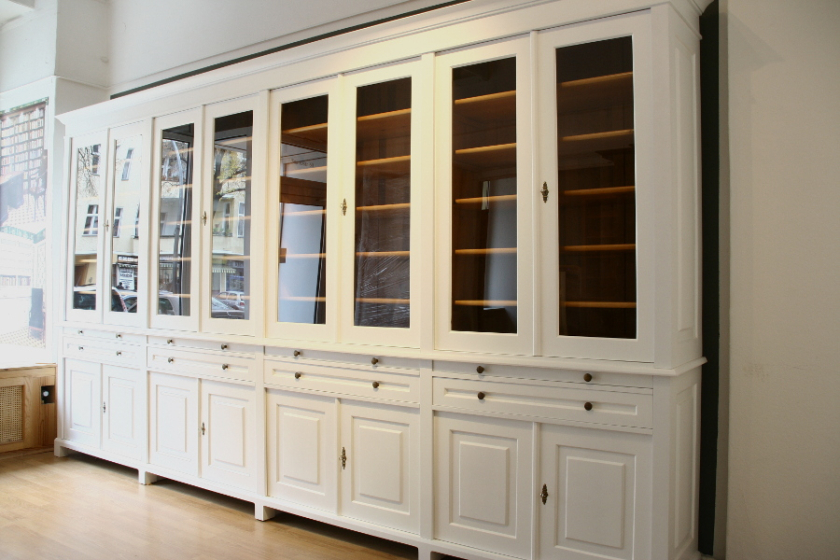 Massivholz Bücherregale nach Maß, Regalwand verglast und mit Auszügen