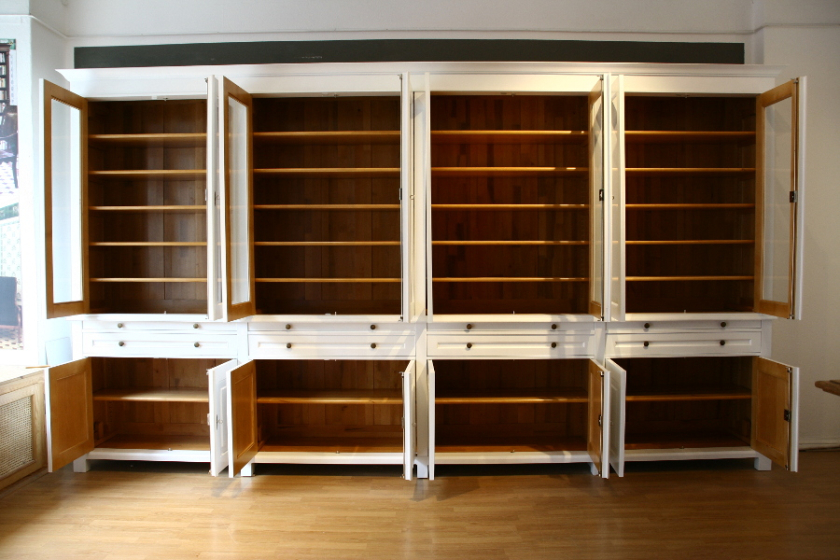 Massivholz Bücherregale nach Maß, Regalwand verglast und mit Auszügen