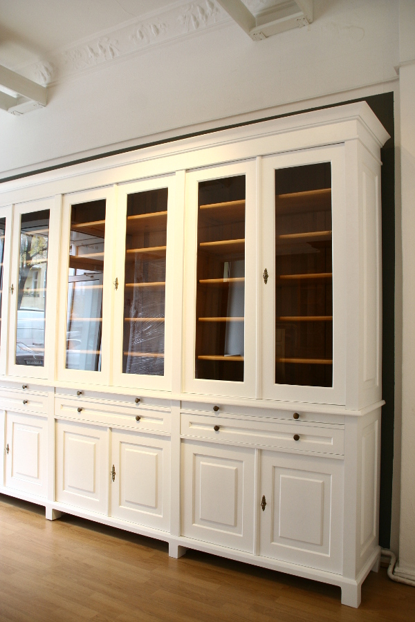 Massivholz Bücherregale nach Maß, Regalwand verglast und mit Auszügen