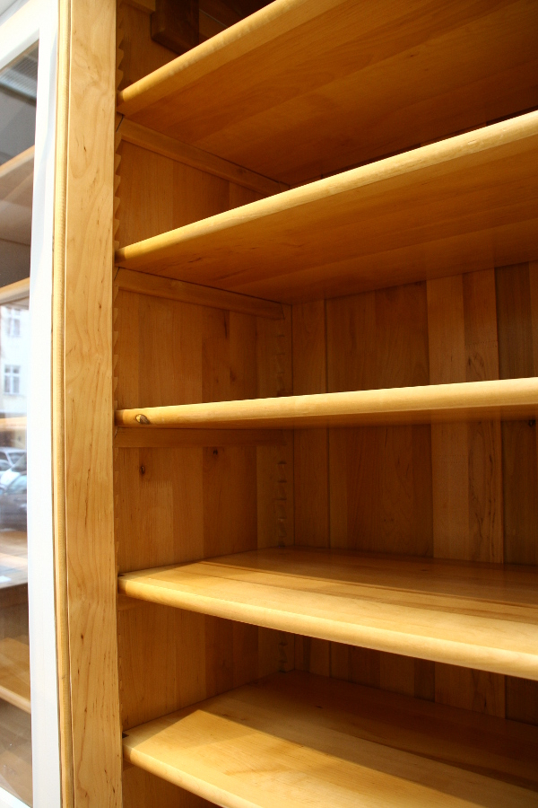 Massivholz Bücherregale nach Maß, Regalwand verglast und mit Auszügen