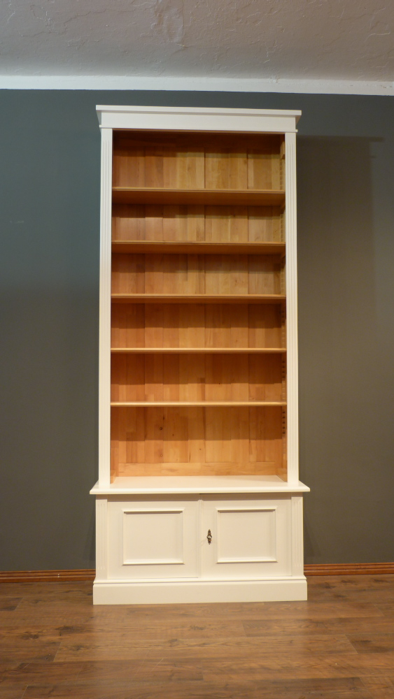 Massivholz Bücherregal mit geschlossenem Unterbau