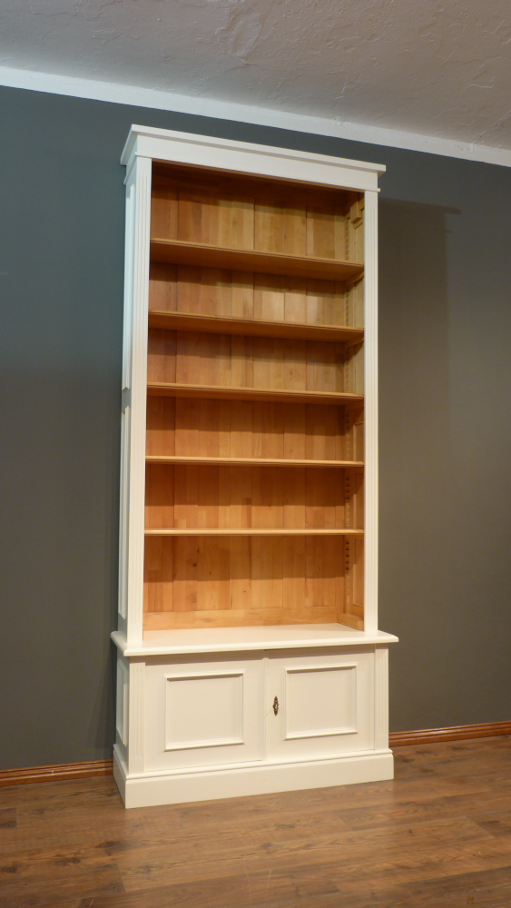 Massivholz Bücherregal mit geschlossenem Unterbau
