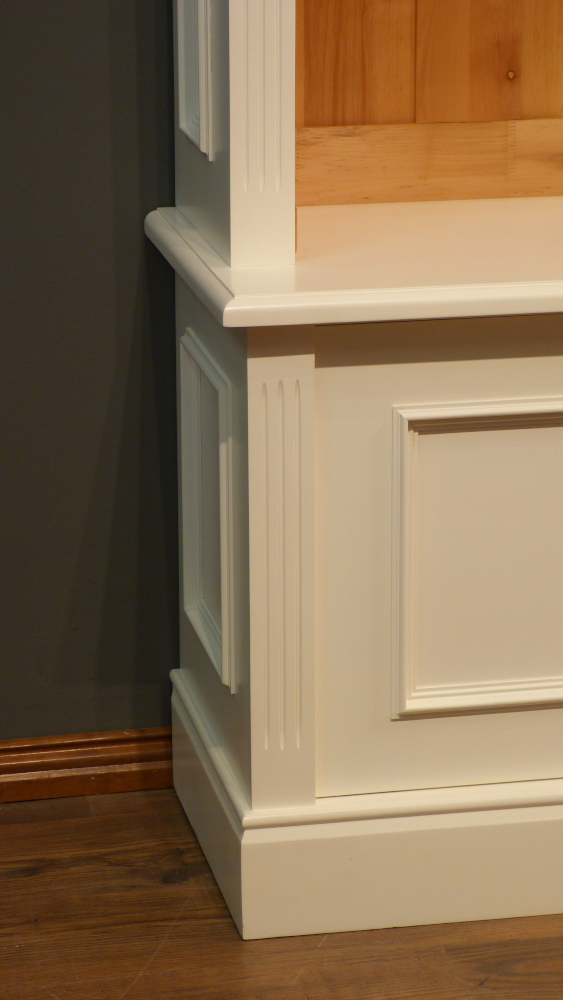 Massivholz Bücherregal mit geschlossenem Unterbau