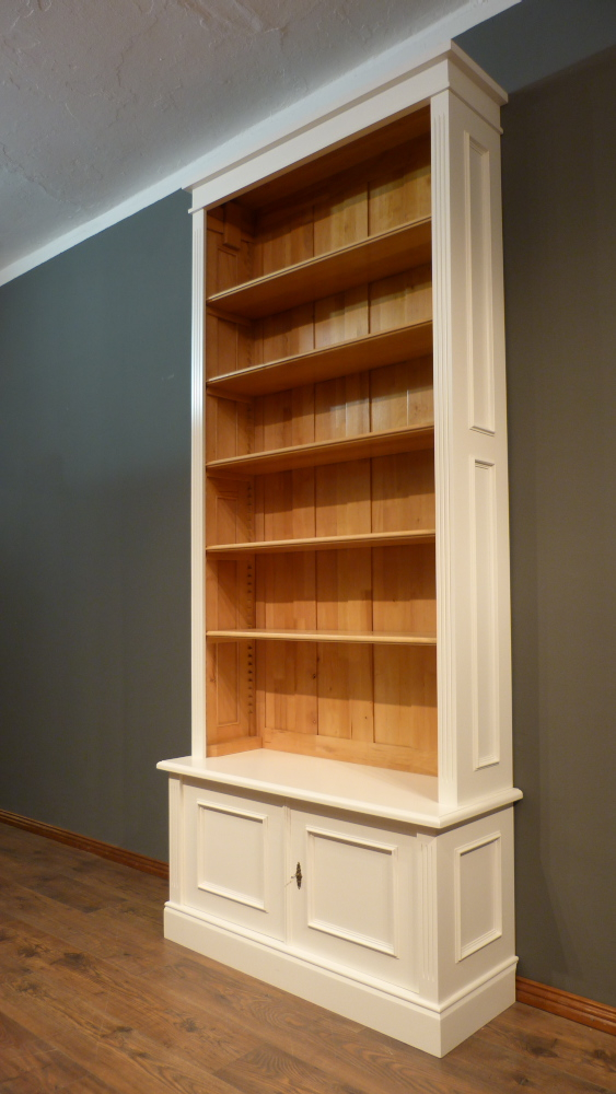 Massivholz Bücherregal mit geschlossenem Unterbau