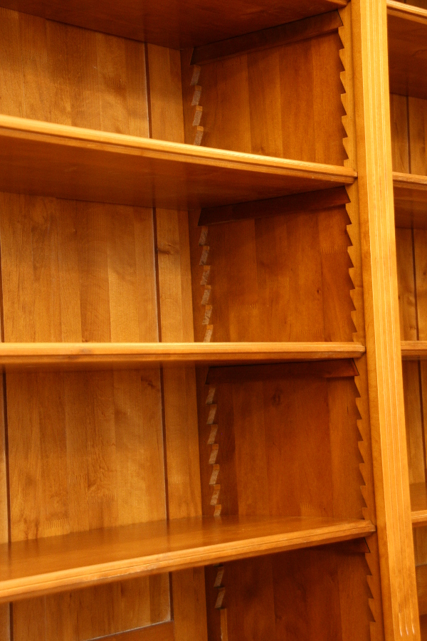 Bücherregale nach Maß, klassisches Regal mit geschlossenem Unterbau