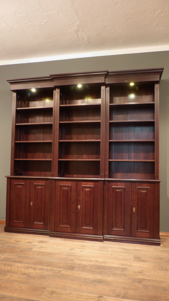 Klassiches Bücherrgegal mit geschlossenem Unterbau und Beleuchtung