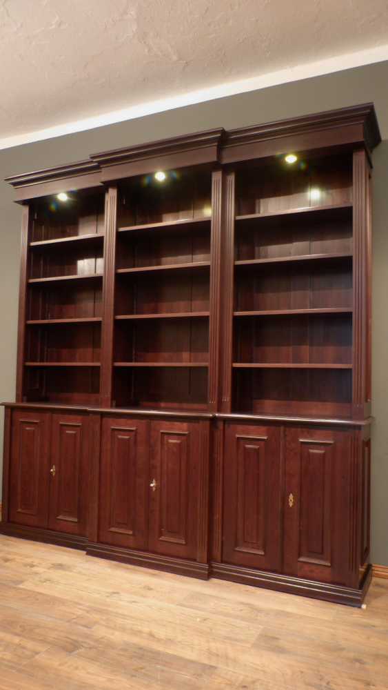 Klassiches Bücherrgegal mit geschlossenem Unterbau und Beleuchtung
