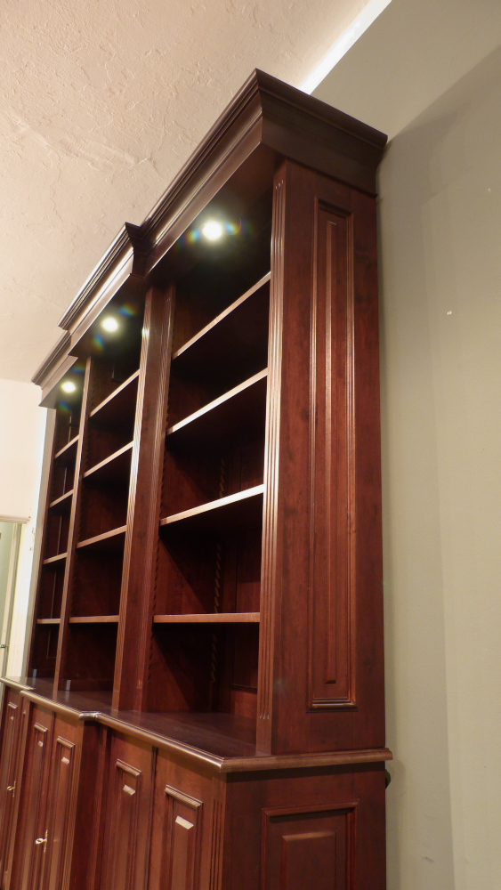 Klassiches Bücherrgegal mit geschlossenem Unterbau und Beleuchtung