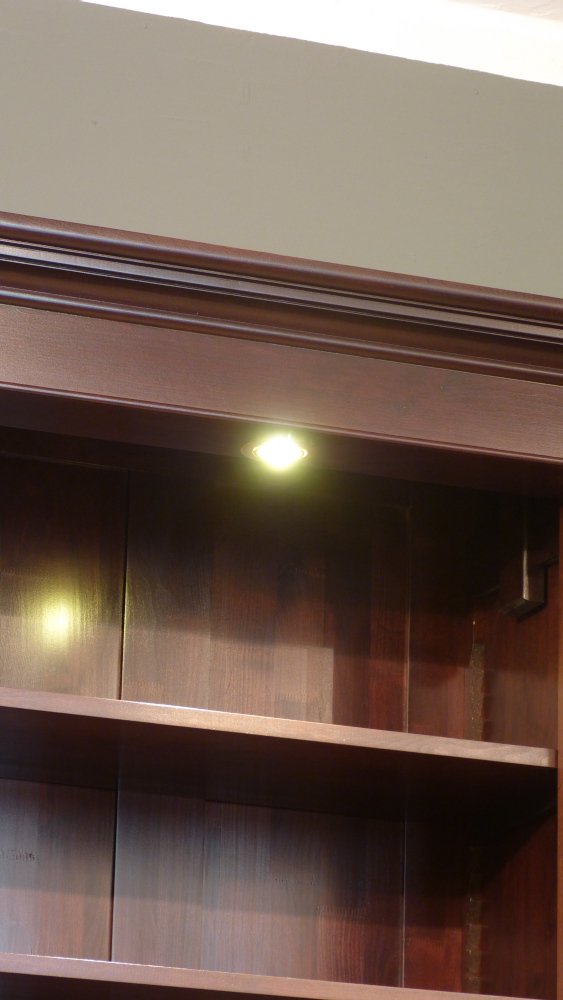 Klassiches Bücherrgegal mit geschlossenem Unterbau und Beleuchtung