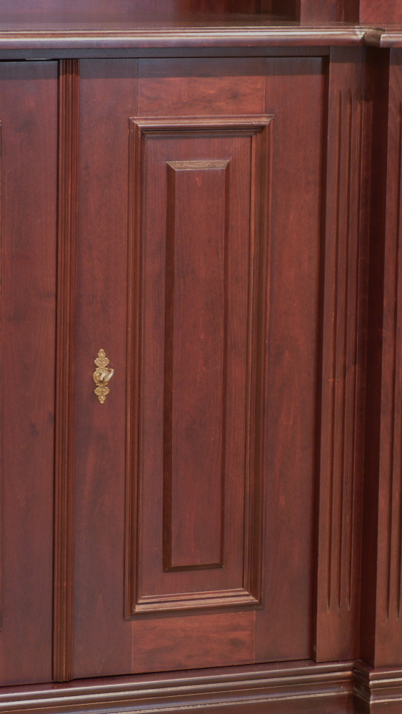 Klassiches Bücherrgegal mit geschlossenem Unterbau und Beleuchtung