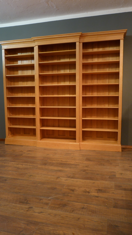 Klassisches Bücherregal mit drei Elementen, massiv Erle