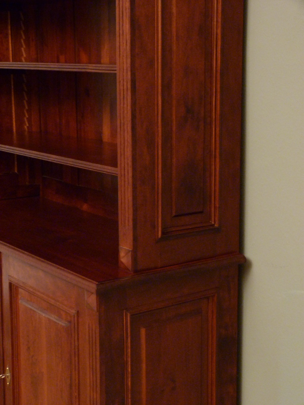 Bücherregal mit geschlossenem Unterbau, Erle massiv, EINER15