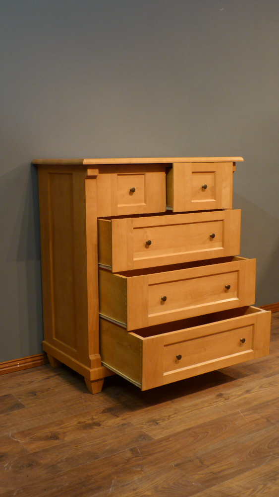 Fünfschübige Wäschekommode. massiv Erle