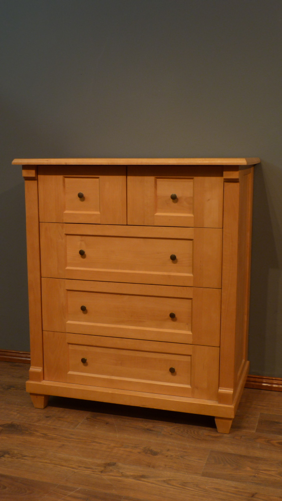 Fünfschübige Wäschekommode. massiv Erle