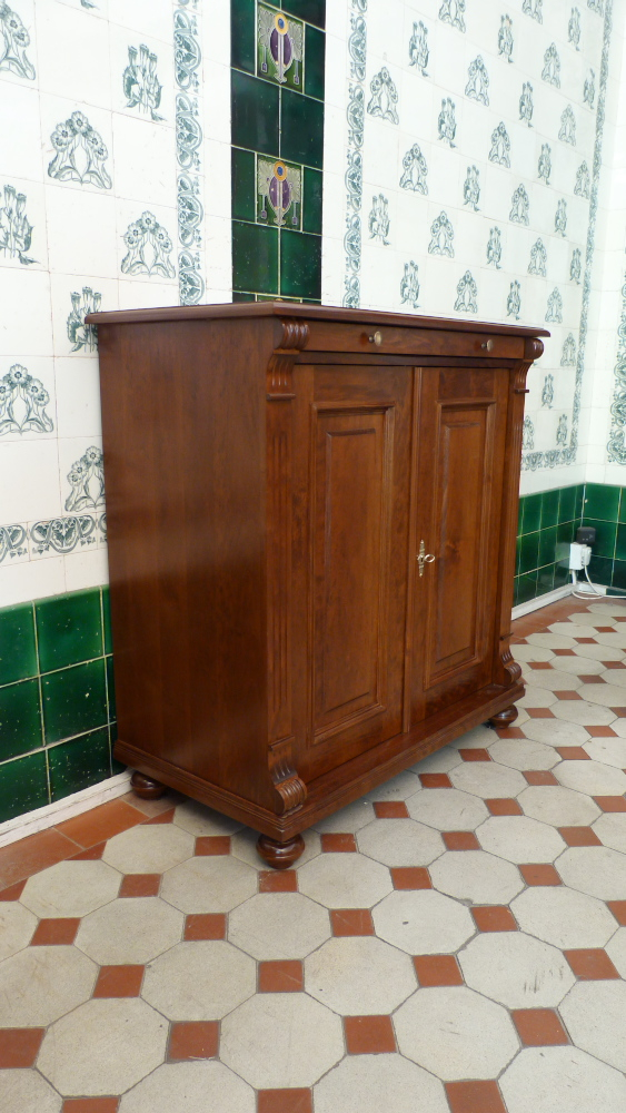 Massivholz Kommode mit zwei Türen und einem Tablettauszug