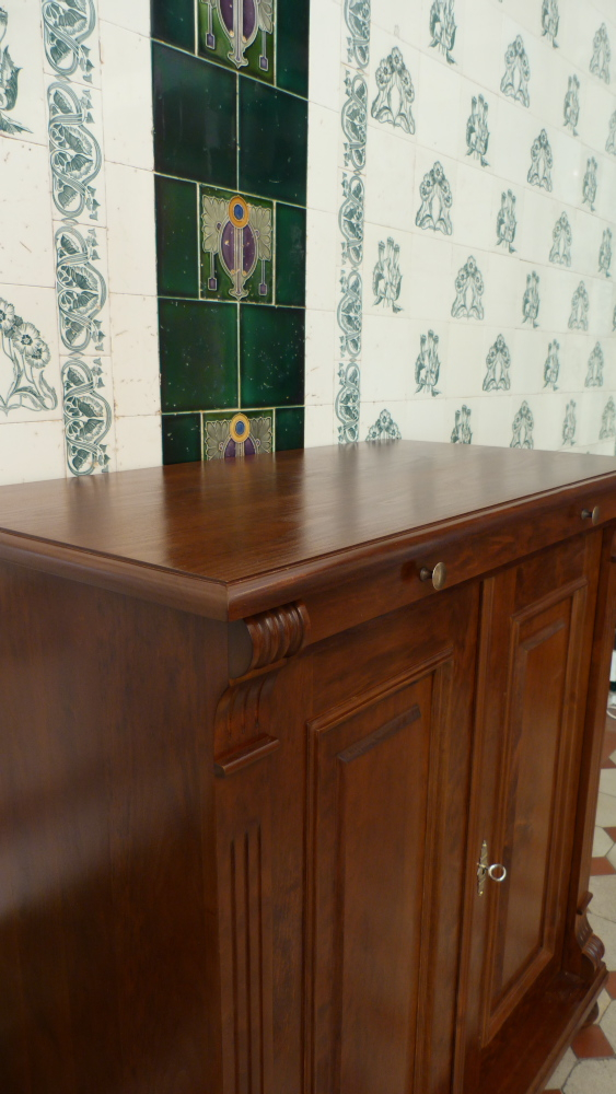 Massivholz Kommode mit zwei Türen und einem Tablettauszug