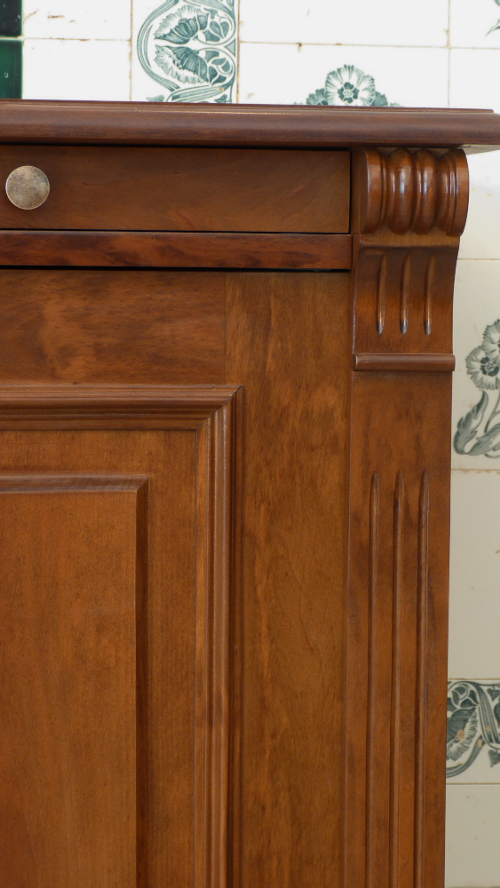 Massivholz Kommode mit zwei Türen und einem Tablettauszug