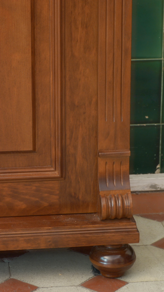 Massivholz Kommode mit zwei Türen und einem Tablettauszug