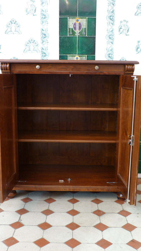 Massivholz Kommode mit zwei Türen und einem Tablettauszug